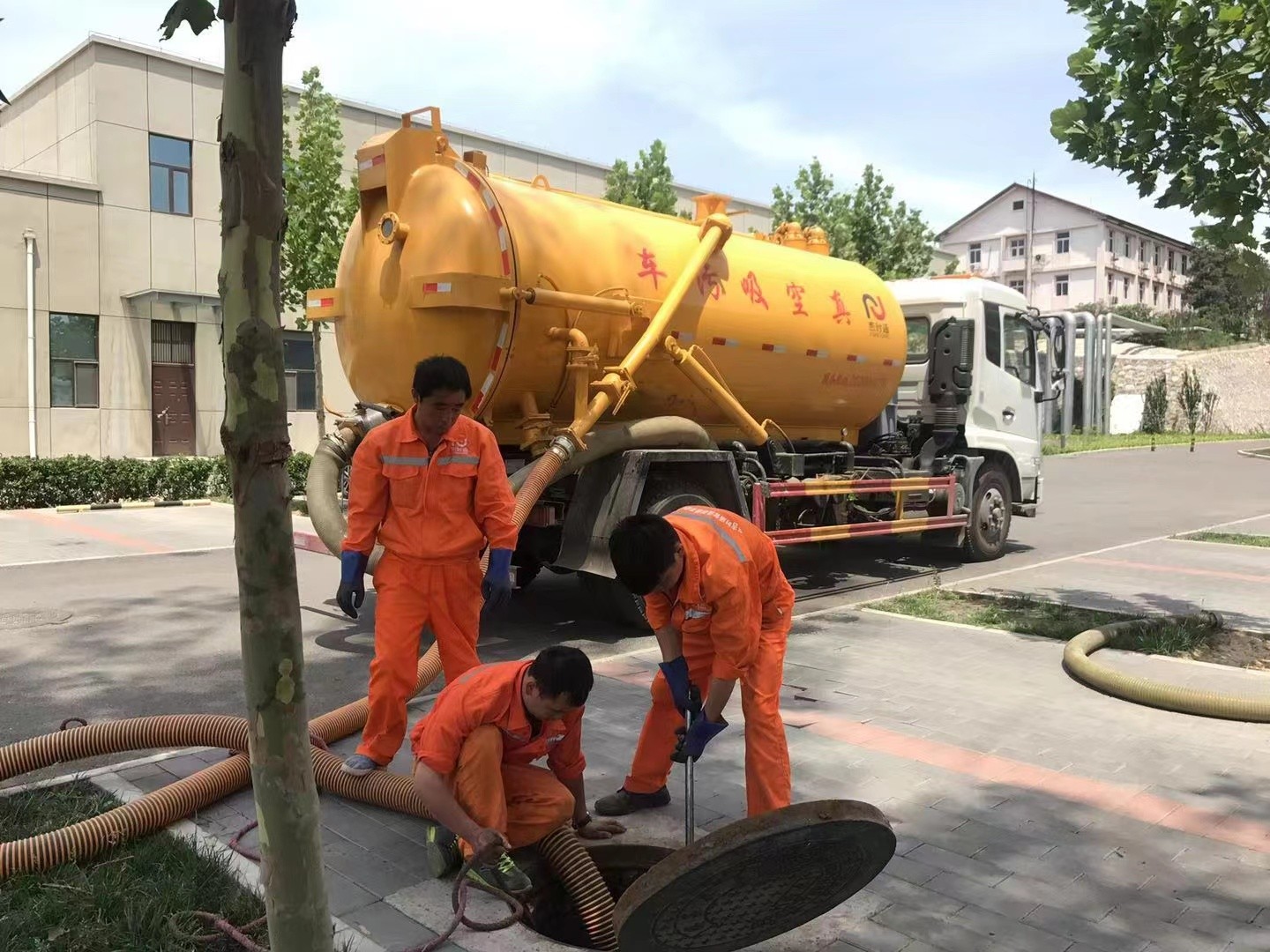 密山管道疏通车停在窨井附近