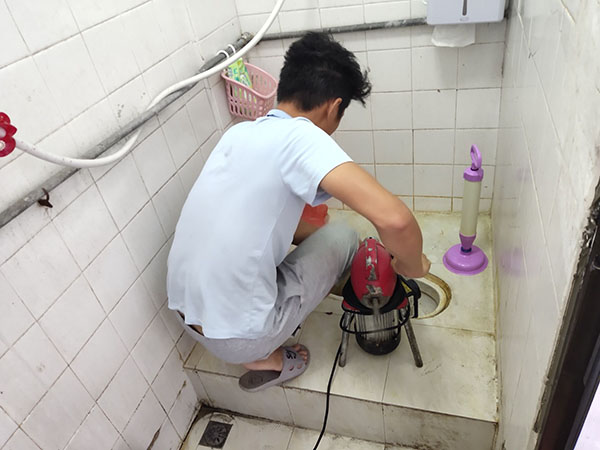 密山管道堵塞冒臭气 专业师傅现场解决问题