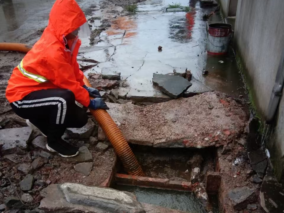 密山专业清理污水池 炜誉市政以规范流程守护城市 “肠道”